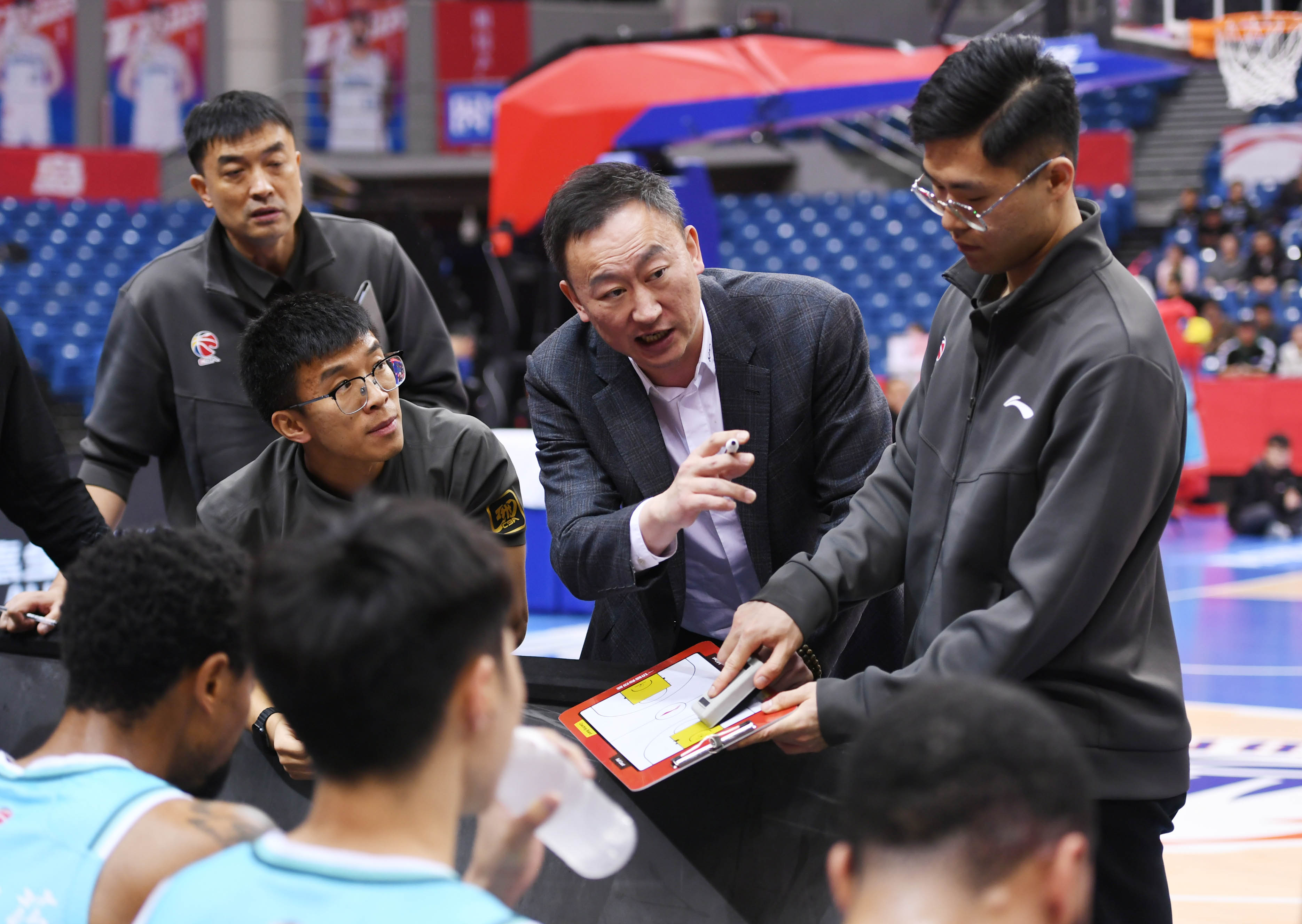 集结日山东男篮备战法国杯，调整名单细节曝光，更衣室稳定，临场指挥获称赞-开云官网